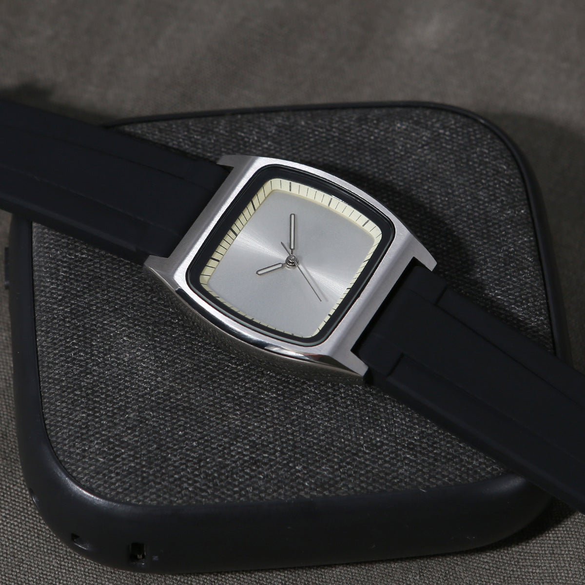 Montre minimaliste de précision