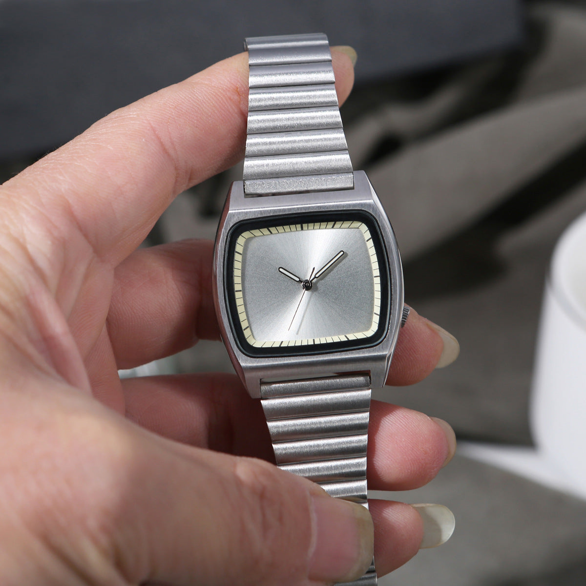 Montre minimaliste de précision